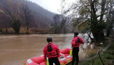 Dva radnika pala su u rijeku Bosnu: Otkačila se košara dizalice, spasioci su na terenu