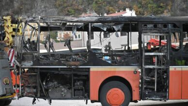 Izgorio autobus u tunelu Pećine u Rijeci, vozač završio u bolnici