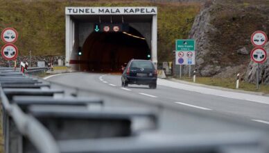 Detalji stravične nesreće kod Male Kapele: Izašao iz tunela, sletio s ceste i udario u stijenu