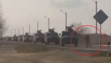 Ukrajinac stao pred vojna vozila kod Krima kako bi ih zaustavio