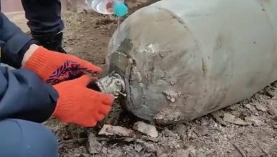VIDEO Deaktivirali rusku bombu rukama i bočicom vode!? 'Kakva hrabrost. To bi sravnilo zgradu'