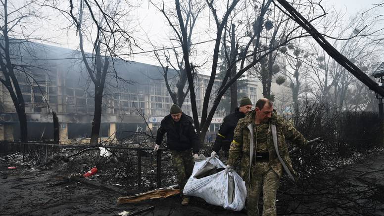 Zelenskij oštro kritizirao NATO: 'Dali su zeleno svjetlo za daljnje bombardiranje naših gradova'