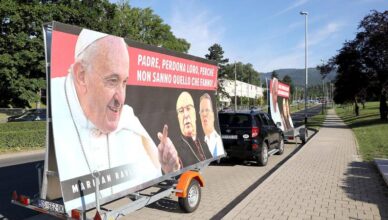 Poduzetnik parkirao prikolicu s plakatima Pape i biskupa na Ksaveru: 'Bit ću tu koliko treba'