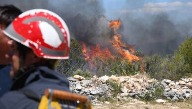Veći požar nedaleko Vodica: Na terenu su trideset vatrogasaca, buktinju gase i dva kanadera
