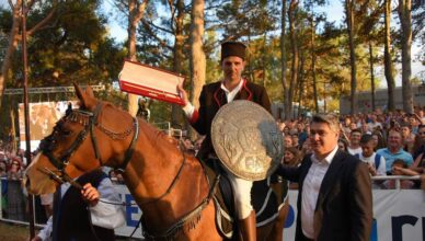 VIDEO Milanovića je odgurnuo konj: Uručio nagradu, fotkao se, a onda se konj krenuo okretati