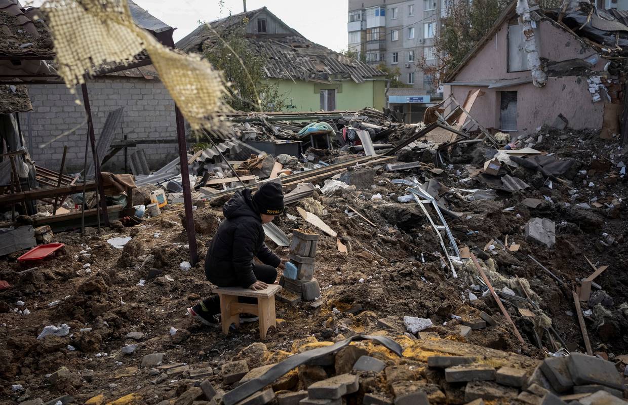 Ukrajinci tvrde: Rusi evakuiraju državne institucije iz Hersona. Zelenski: Vode se teške borbe