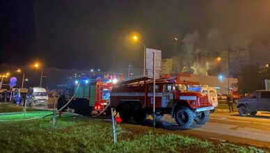 Rusi otvorili istragu zbog pada aviona na zgradu: Četvero ljudi poginulo, za šestero se traga
