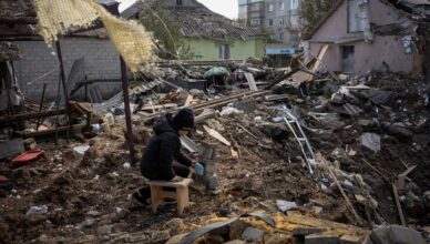 Ukrajinci tvrde: Rusi evakuiraju državne institucije iz Hersona. Zelenski: Vode se teške borbe
