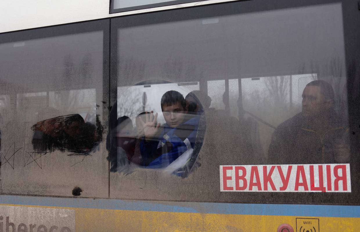 Milijuni Ukrajinaca ostali bez struje, evakuiraju iz Hersona. Zelenski javno kritizirao Klička