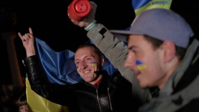 Ukrajinska himna zasvirala na trgu u Hersonu: Građani na ulicama slave povlačenje Rusa
