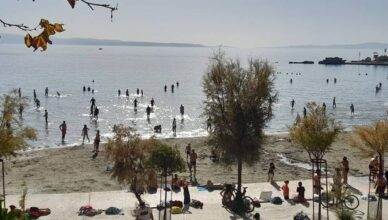 VIDEO Prvi je dan studenog, a plaža u Splitu krcata kupačima
