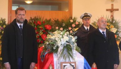 FOTO General Pavao Miljavac pokopan u Novigradu na Dobri, pogreb okupio vrh vojske RH