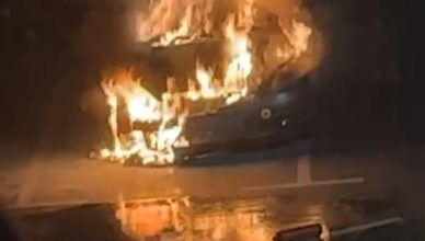 VIDEO Zapalio se automobil u  Zagrebu: Gorio je motor, požar su pomogli gasiti i stanari