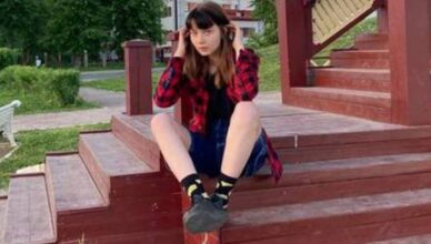 Ima 19 godina i kritizirala je rat u Ukrajini. Sad ima uređaj oko noge i zabranili su joj internet