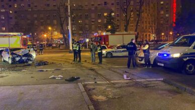 Više ozlijeđenih u prometnoj nesreći u Zagrebu: Vatrogasci izvlače čovjeka iz automobila