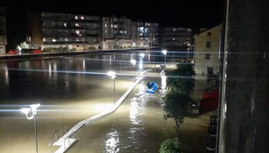 Izlila se Zrmanja u Obrovcu: 'Mještani postavljaju vreće s pijeskom, uz rijeku je kaos'