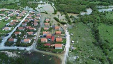 Situacija u Gračacu se smiruje, vatrogasci aktivno ispumpavaju vodu iz užeg centra Obrovca