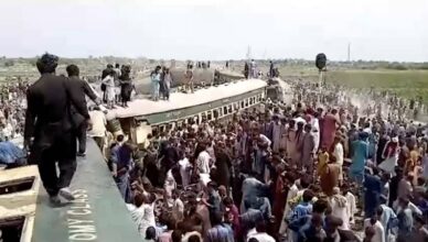 VIDEO Vlak iskočio iz tračnica u Pakistanu, 19 poginulih