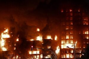Firefighters rescue trapped people from fire raging in Valencia building