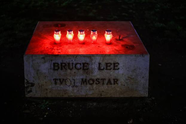 Mostar: Zapaljene svijeće na mjestu gdje je stajao spomenik Bruce Leeju