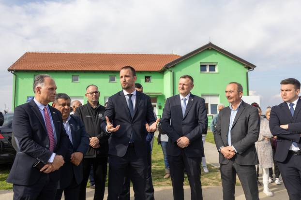 Beli Manastir: Ministar regionalnoga razvoja i fondova EU Šime Erlić obišao je Romsko naselje u Dardi i Romski društveni centar