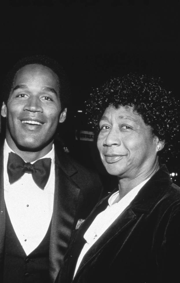 **FILE PHOTO** O.J. Simpson Has Passed Away. O. J. Simpson and Mother Eunice in 1994. Copyright: xRalphxDominguez/MediaP