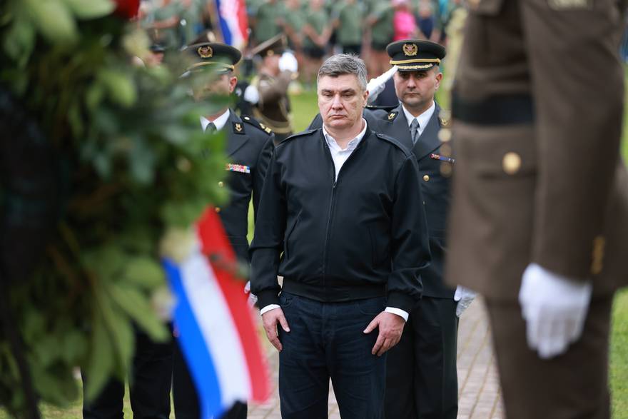 Predsjednik Milanović položio je vijenac i zapalio svijeću kod spomenika poginulim pripadnicima 107. brigade HV-a