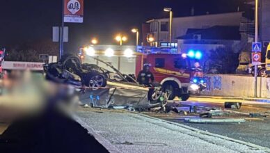 FOTO Teška nesreća u Šibeniku: 'Autom se zabio u zid i završio na krovu'. Ima i poginulih?
