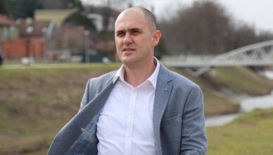 Josip Dabro podnio je ostavku nakon skandalozne snimke na kojoj puca iz pištolja u autu!