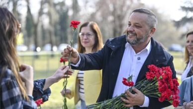 Zagreba&ccaron;ki SDP obilje&zcaron;io Dan &zcaron;ena podjelom karanfila na Bundeku