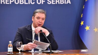 Vučić naživciran držao monolog, ometala ga zvonjava mobitela: 'Majstore, a da izađeš ti?'
