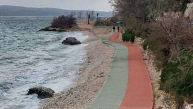 U Dugom Ratu uništili stoljetnu plažu: 'Pa jesu li tu stazu mogli izbetonirati metar dalje?'