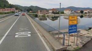 FOTO Prve fotografije s mjesta nesreće: Autom probili ogradu i završili u rijeci. Troje je mrtvih