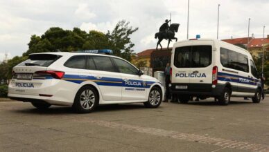 Kruži snimka: Policija privela mladića u Zagrebu. Policajac ga udario dok je ležao na tlu...