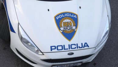 Pijan (38) vrijeđao policajce u Zaprešiću i pružao im otpor. Ima teške ozljede. Pokrenuli istragu