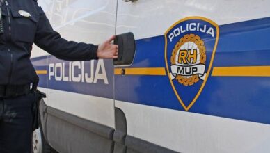 Švicarac (65) snimao golu djecu na plaži u Loparu, policija ga uhitila uz sredstva prisile