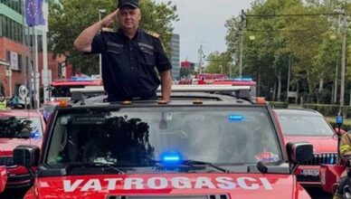 Tucaković je na čelu vatrogasne kolone bio u skupocjenom autu od 330 konja: Evo odakle mu...