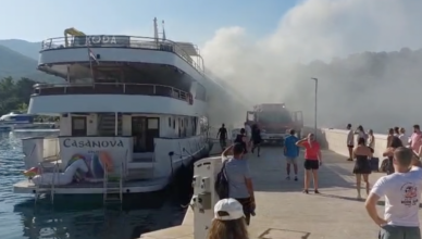 Po&zcaron;ar broda u Makarskoj