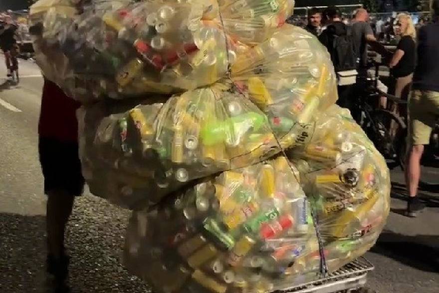 Skupljanje boca nakon koncerta