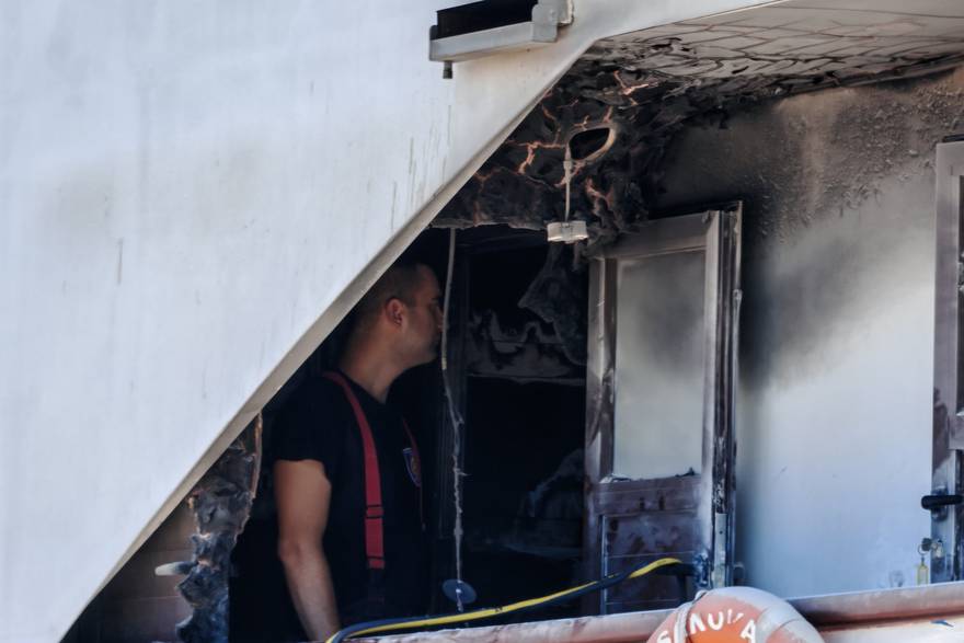 Planuo turistički brod u Makarskoj, dvoje ljudi ozlijeđeno