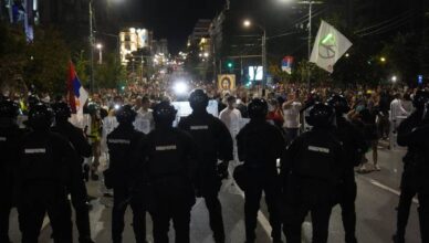 FOTO Beograd u kaosu: Oklopna vozila i suzavac protiv tisuća prosvjednika u centru grada