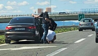 FOTO Drama na Lučkom: Policija je stavila lisice muškarcu usred gužve na obilaznici prema moru