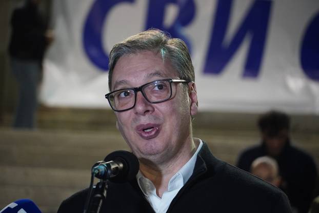 Beograd: Vučić došao ispred Narodne skupštine i pružio podršku 