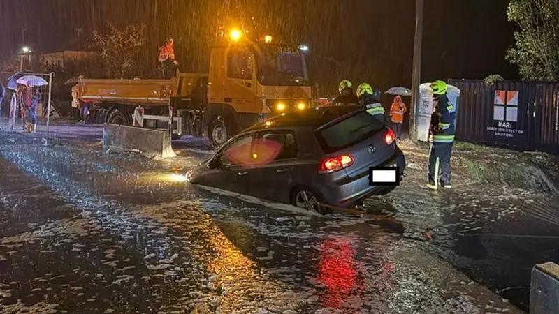 Djevojke upale autom u bujicu u Muću: 'Krive su Hrvatske ceste, sreća da su vatrogasci bili blizu'