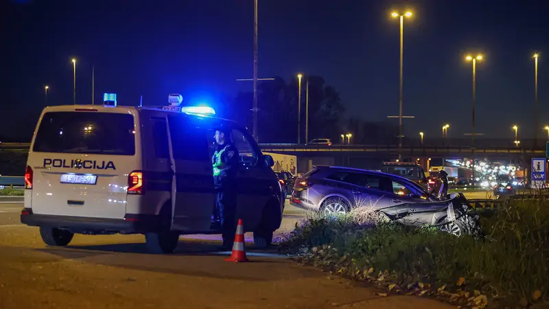 FOTO Mjesto strave u Zagrebu:  Vozač izgubio nadzor nad autom i zabio se u ogradu. Poginuo je.