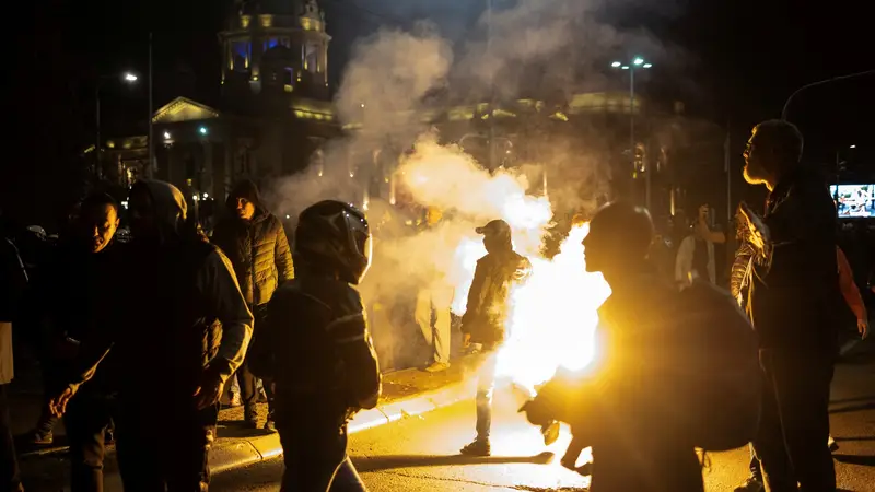 Novi incidenti u Beogradu: Uhitili bivšeg košarkaša, priveli 37 ljudi, ozlijeđen je policajac