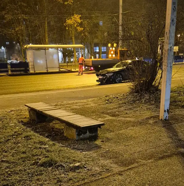 BMW-om pomeo tramvajsku stanicu u Zagrebu: 'Srećom, nitko nije bio na stajalištu...'