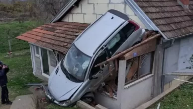 Ne smite tu parkirat. Srpsko izdanje: Pogledajte bizarnu nesreću  i auto na krovu kuće!