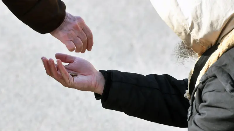 Žene prosjačile ispred crkve u Bjelovaru pa dobile zabranu prilaska. Oduzeli su im novac