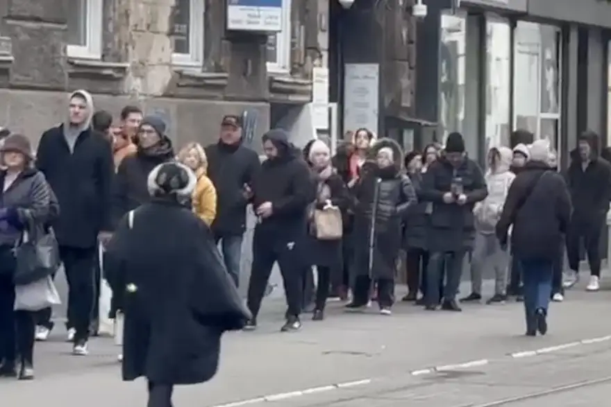 Ljudi čekaju u redu za zamjenu kovanica kuna u eure